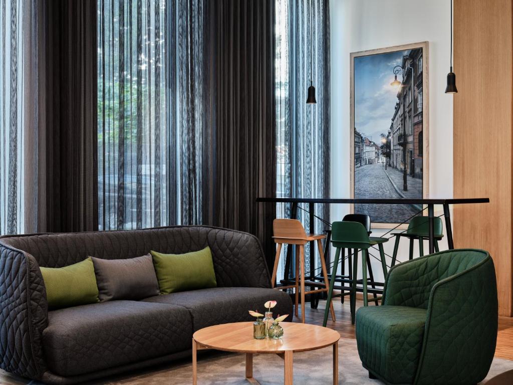 Ein Sitzbereich in der Unterkunft Holiday Inn - Warsaw City Centre by IHG