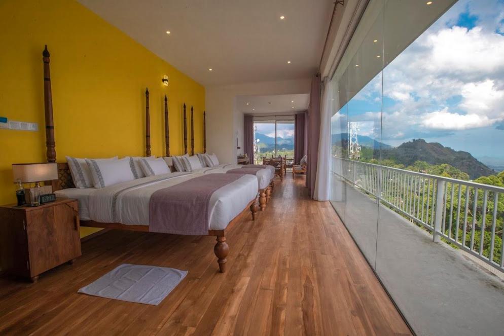 Nespecifikovaný výhled na hory nebo výhled na hory při pohledu z hotelu