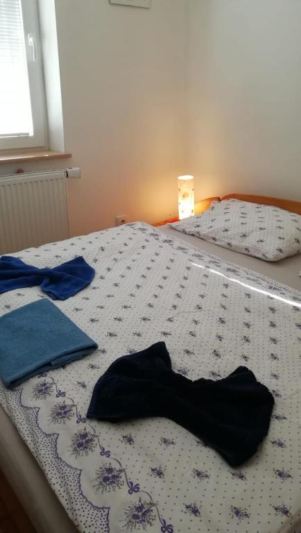 Postel nebo postele na pokoji v ubytování EN Homestay with private top floor, 3 bedrooms, bathroom, kitchenette, host stays downstairs with a cat and 2 small dogs --- CS Soukromé horní patro, 3 ložnice, koupelna, vařič, balkon - Přízemí sdílené s hostitelem, kočkou a 2 malými psy