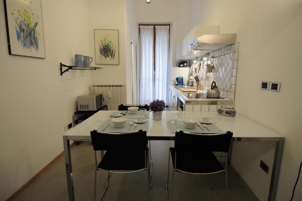 ミラノにあるレ コルティ ディ アロア ミラノのキッチン(テーブル、椅子付)