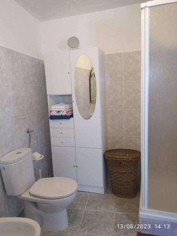 Vale Covo的住宿－Oeste Casa，一间带卫生间、水槽和镜子的浴室