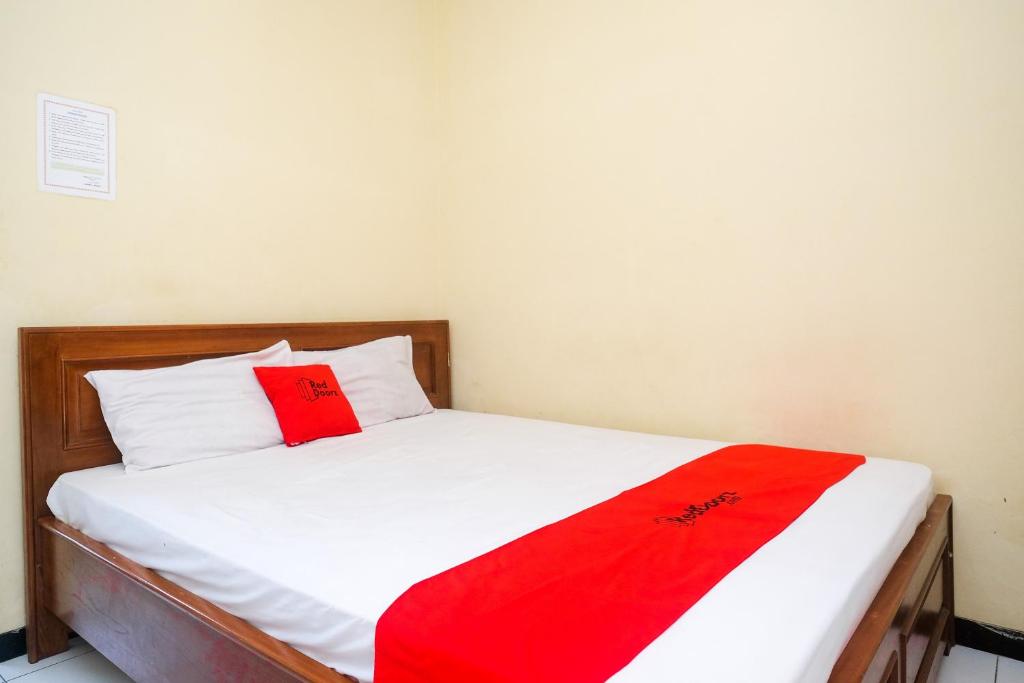 スラカルタにあるRedDoorz near Candi Sukuh Karanganyarのベッド(上に赤い毛布付)