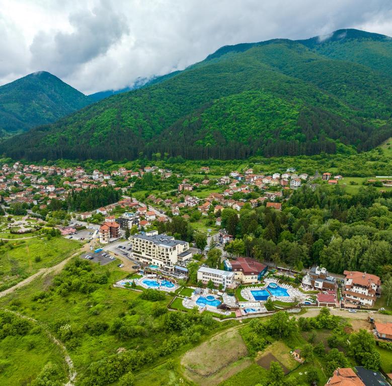 z góry widok na ośrodek w górach w obiekcie The Five Elements Hotel and SPA w mieście Saparewa Banja