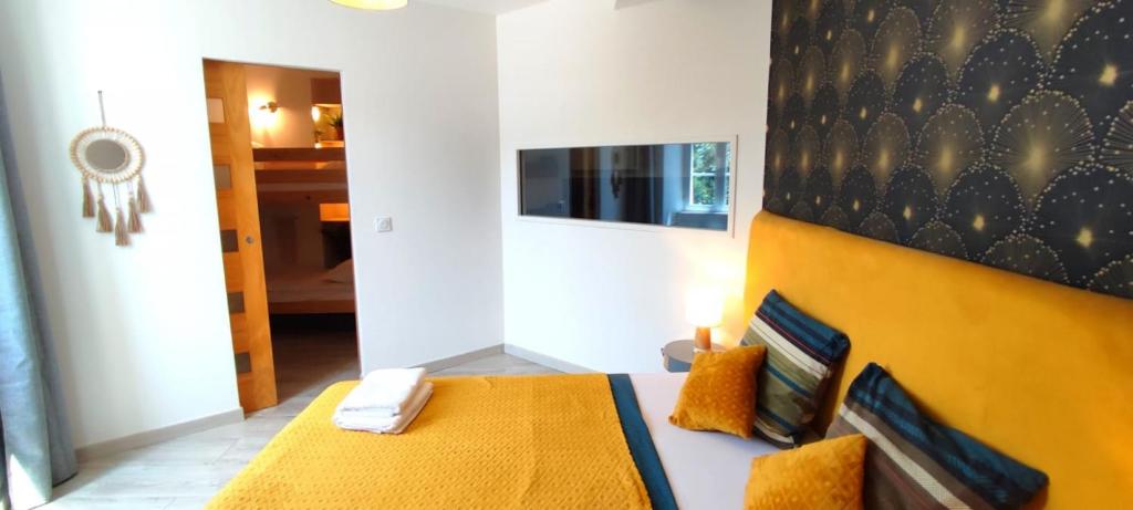 1 dormitorio con 1 cama con manta amarilla en Le Vaisonnais - Calme et facile d'accès, en Vaison-la-Romaine