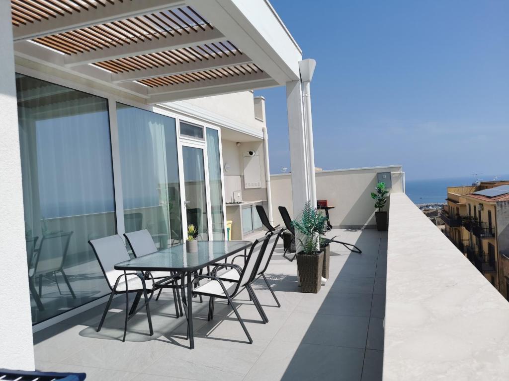 d'une terrasse avec une table et des chaises sur un balcon. dans l'établissement Appartamento Sul Golfo, à Castellammare del Golfo