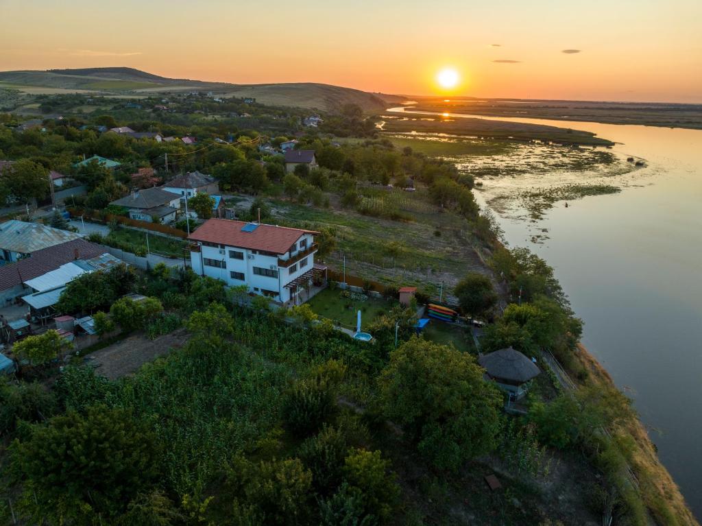 una vista aérea de una casa en una isla junto a un río en Laguna Nuferilor Habitat, en Somova