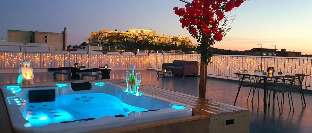Swimming pool sa o malapit sa Acropolis View Apartment in the Heart of Monastiraki