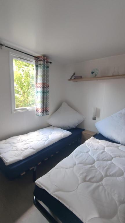 Postel nebo postele na pokoji v ubytování MOBILHEIM HERZ LAUWERSOOG - Chalet Robbengat