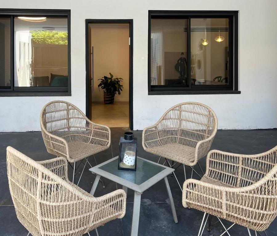 a group of chairs and a table with a clock on it at Netanya-Appartement - 5p in Netanya