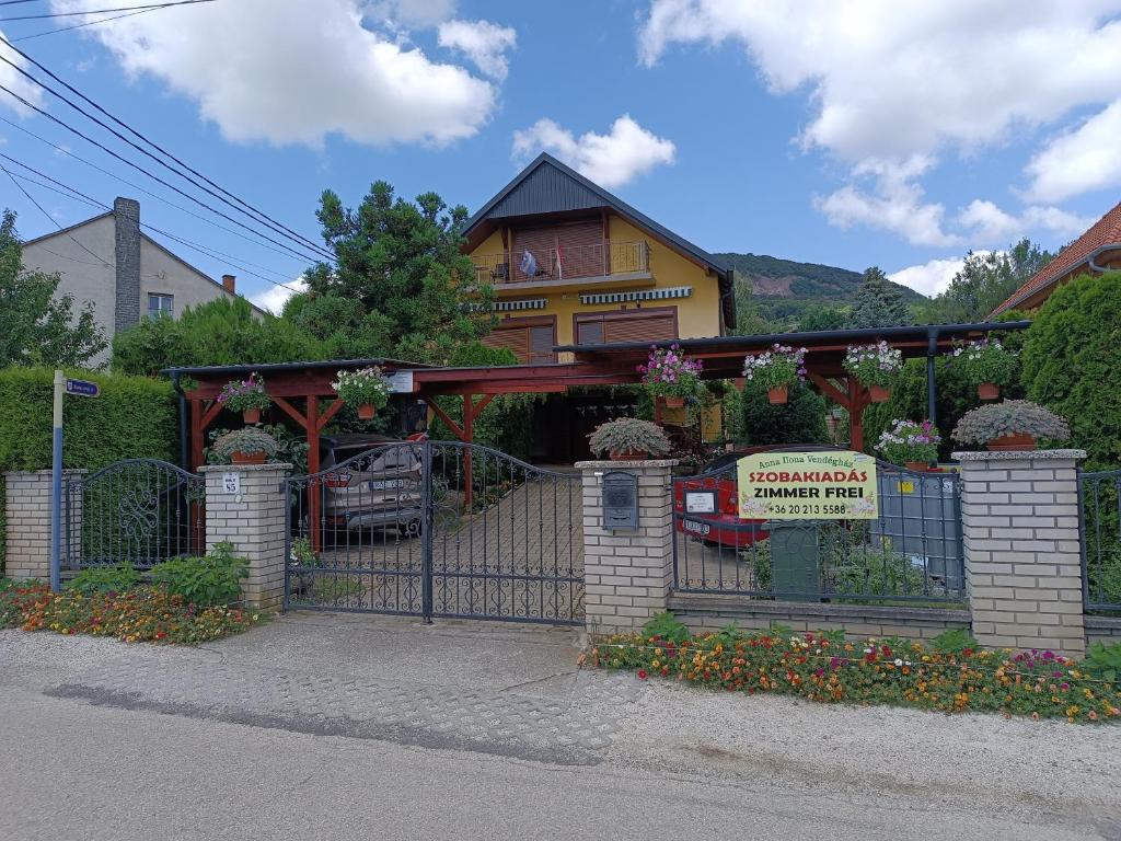 バダチョニトマイにあるAnna Ilona Vendégházの門前の家