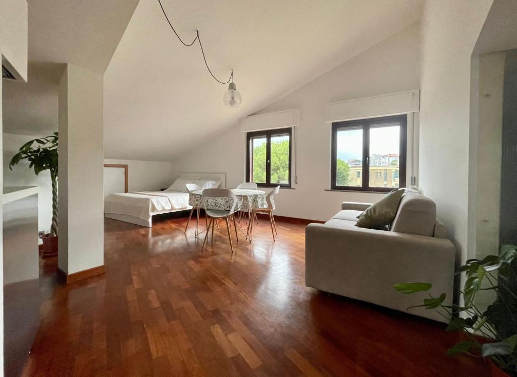 uma sala de estar com um sofá e uma mesa em Casa Cecilia em Lanciano