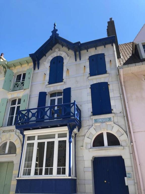 - un bâtiment bleu et blanc avec volets bleus dans l'établissement VILLA ST SOPHIE, à Wimereux
