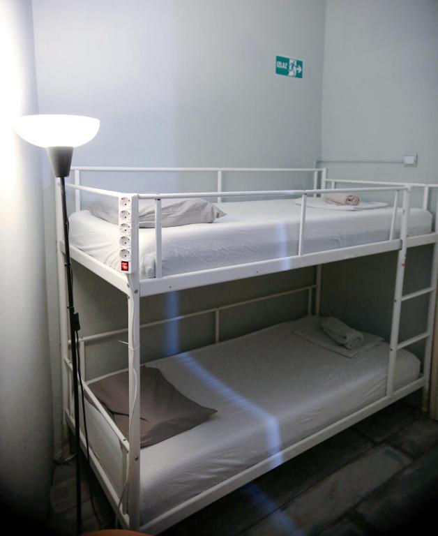 Uma cama ou camas num quarto em Habitat Hostel