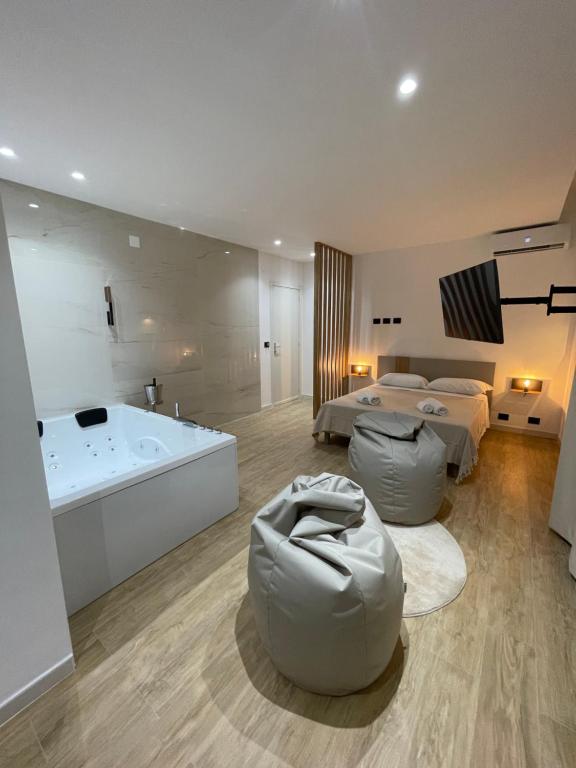 een grote badkamer met 2 bedden en een bad bij Luxury - 5 Stars - Suite 70's rooms in Trapani