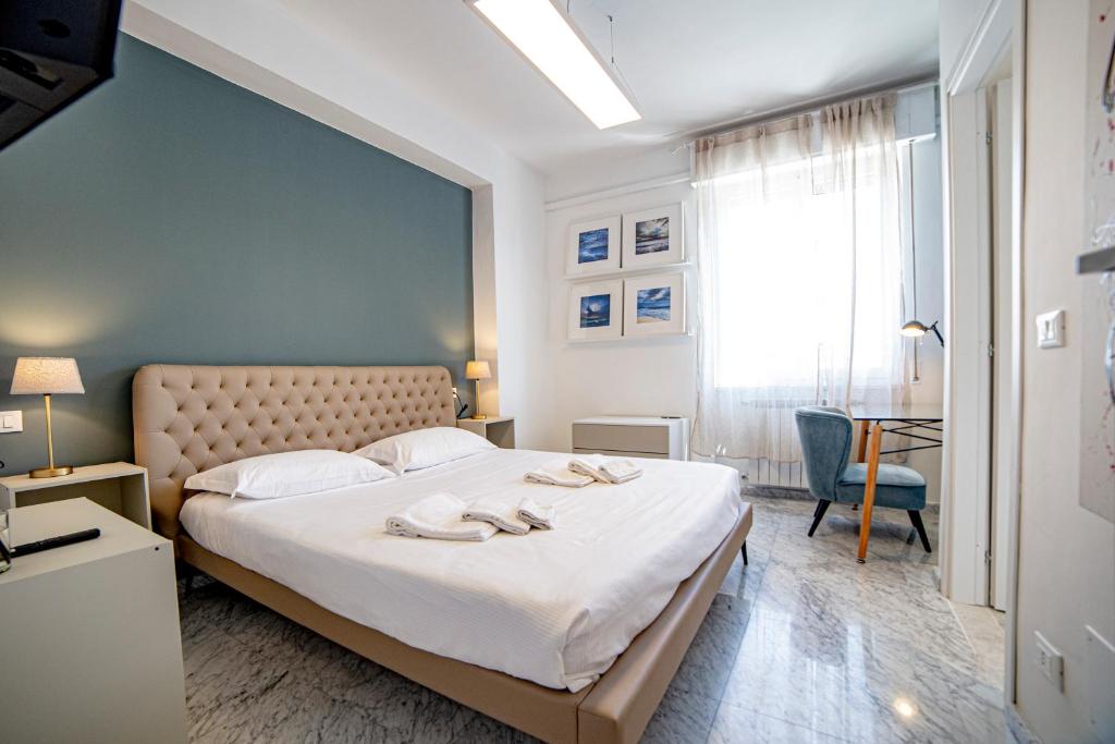 sypialnia z łóżkiem z dwoma ręcznikami w obiekcie Meravigliosa camera con finiture di lusso appena ristrutturata w mieście Marina di Carrara