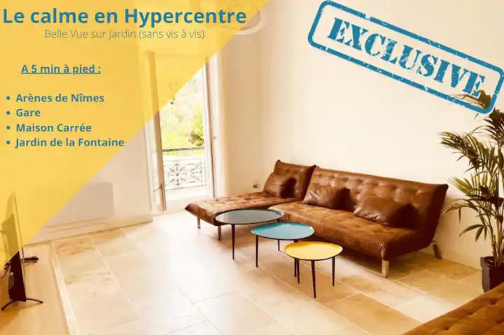 un salon avec un canapé et deux tables dans l'établissement NEMAUSA APARTIS, à Nîmes