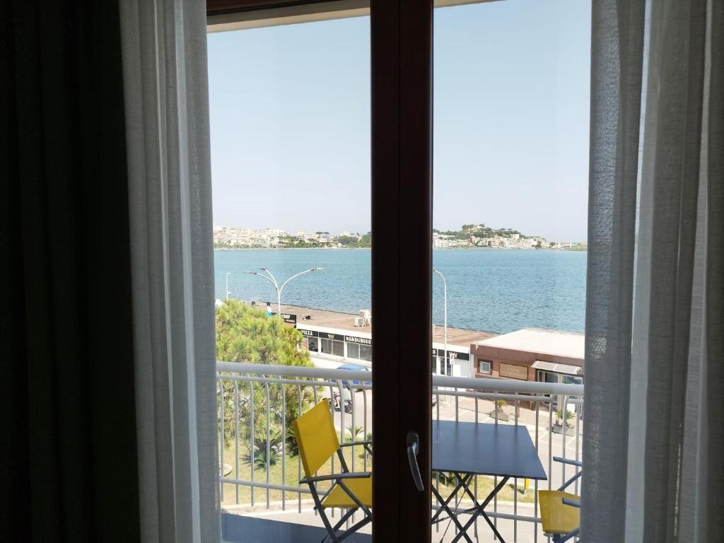 Cette chambre avec fenêtre offre une vue sur l'océan. dans l'établissement HAPPYROOMS, à Bacoli