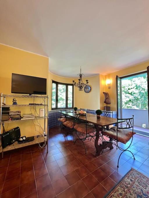 ein Esszimmer mit einem Tisch und einem TV in der Unterkunft Sulle piste di Limone Piemonte in Limone Piemonte