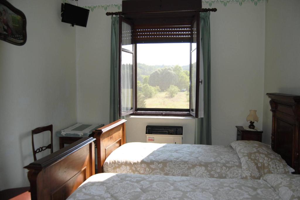 a bedroom with two beds and a window at B&B La Cà Cita in Cortazzone
