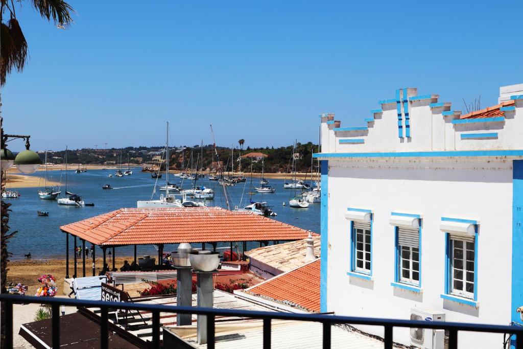 un edificio accanto a un porto turistico con barche in acqua di SolRia Alvor ad Alvor