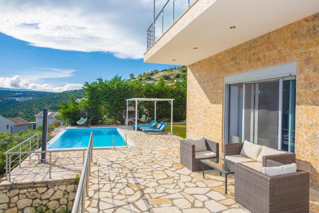 Basen w obiekcie Villa Faneromeni lub w pobliżu
