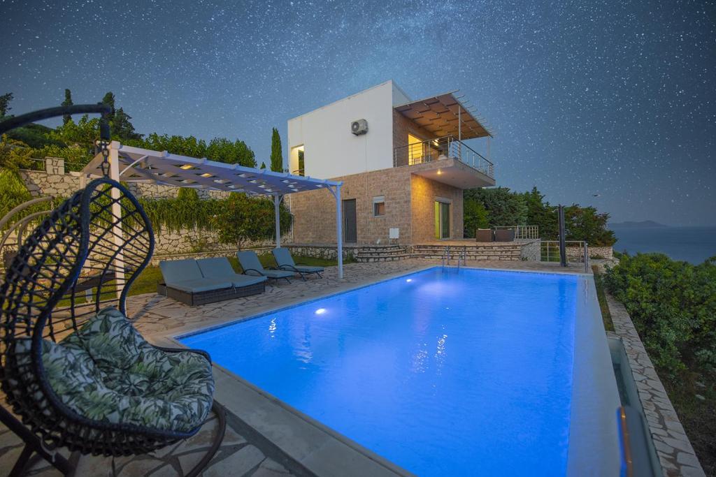 Basen w obiekcie Villa Faneromeni lub w pobliżu