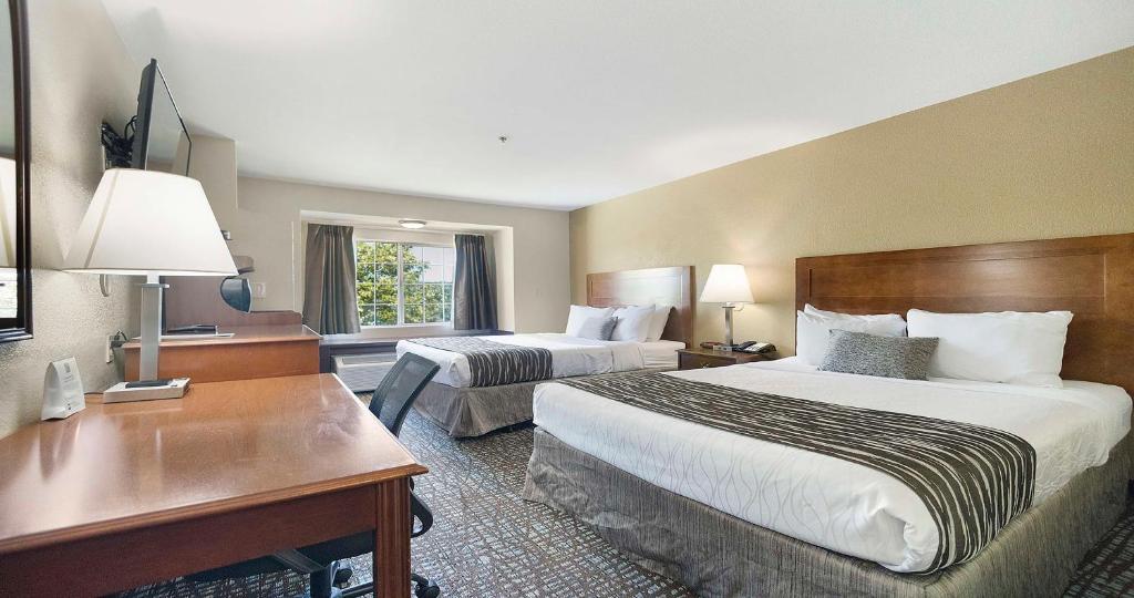 Cette chambre comprend deux lits et un bureau. dans l'établissement SureStay Plus Hotel by Best Western Rocklin, à Rocklin