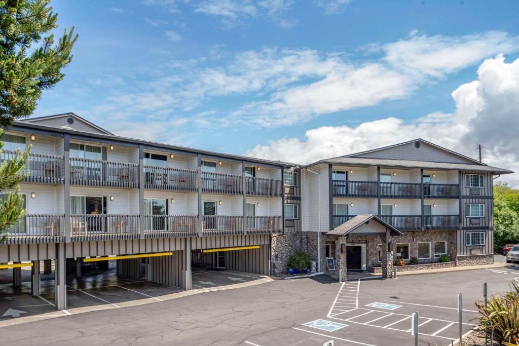 un gran edificio de apartamentos con aparcamiento en Comfort Inn & Suites en Lincoln City