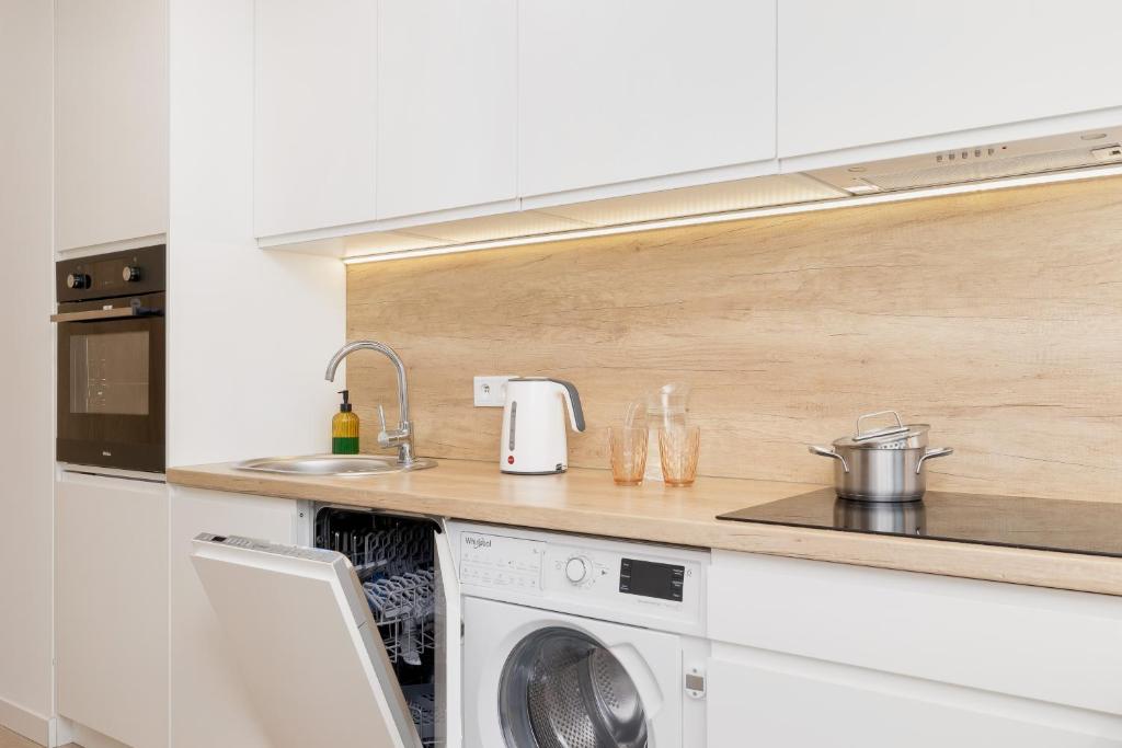 Kuchyňa alebo kuchynka v ubytovaní Saska Blu Studios Premium by Noclegi Renters