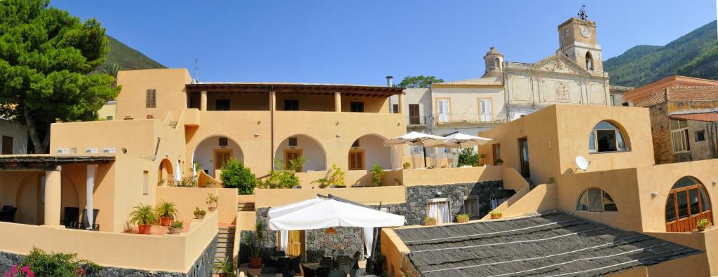 Nespecifikovaný výhled na hory nebo výhled na hory při pohledu z hotelu