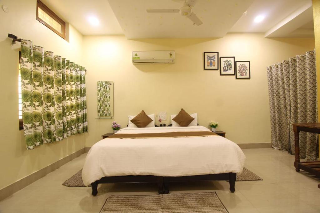 sypialnia z dużym łóżkiem w pokoju w obiekcie Tiger Heaven Resort w mieście Bandhogarh Fort