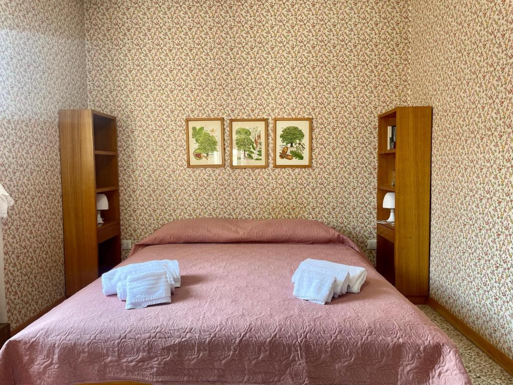 a bedroom with a bed with two towels on it at Apartment Vista Lake Torri in Torri del Benaco