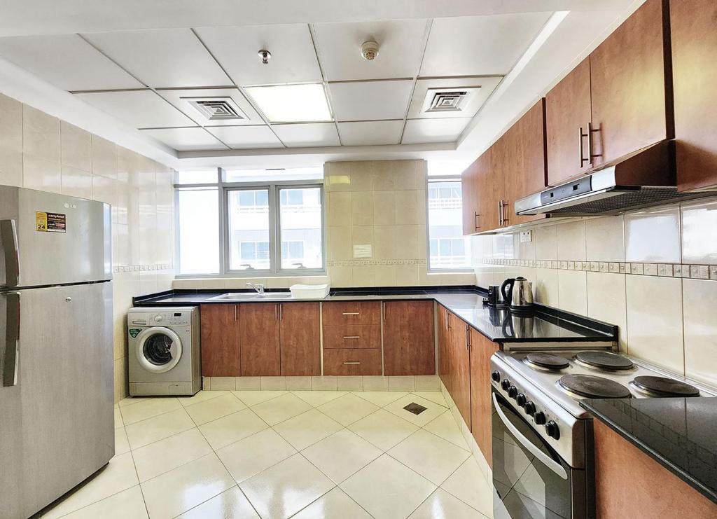Kuchyň nebo kuchyňský kout v ubytování RH- Spacious, Stylish, 01BR near Mall of Emirates