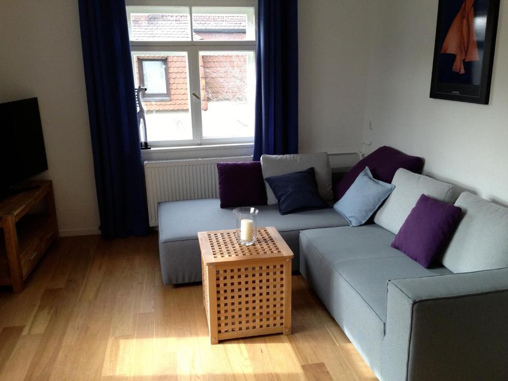 sala de estar con sofá y mesa en Schöne Wohnung Nahe Engl. Garten, en Múnich