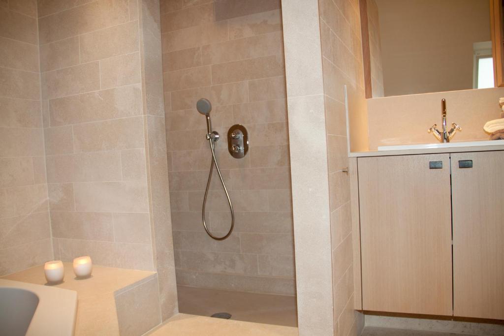 a bathroom with a shower and a sink at B&amp;B - Ter Douve in Dranouter