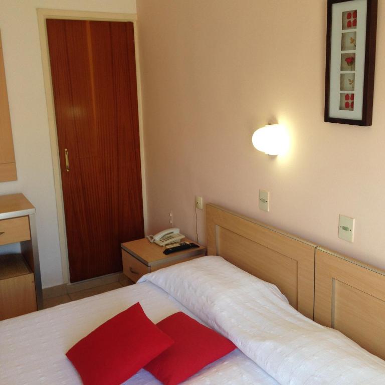 Postel nebo postele na pokoji v ubytování Zefyros Hotel