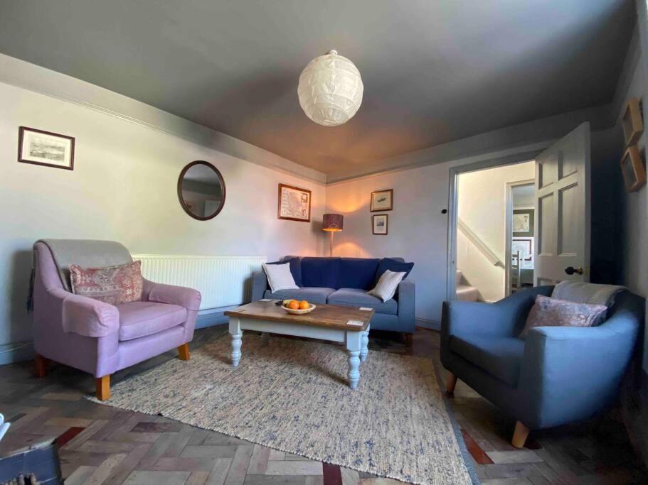 un soggiorno con 2 sedie e un tavolo di Quirky Victorian Cottage in Shaldon Devon a Shaldon