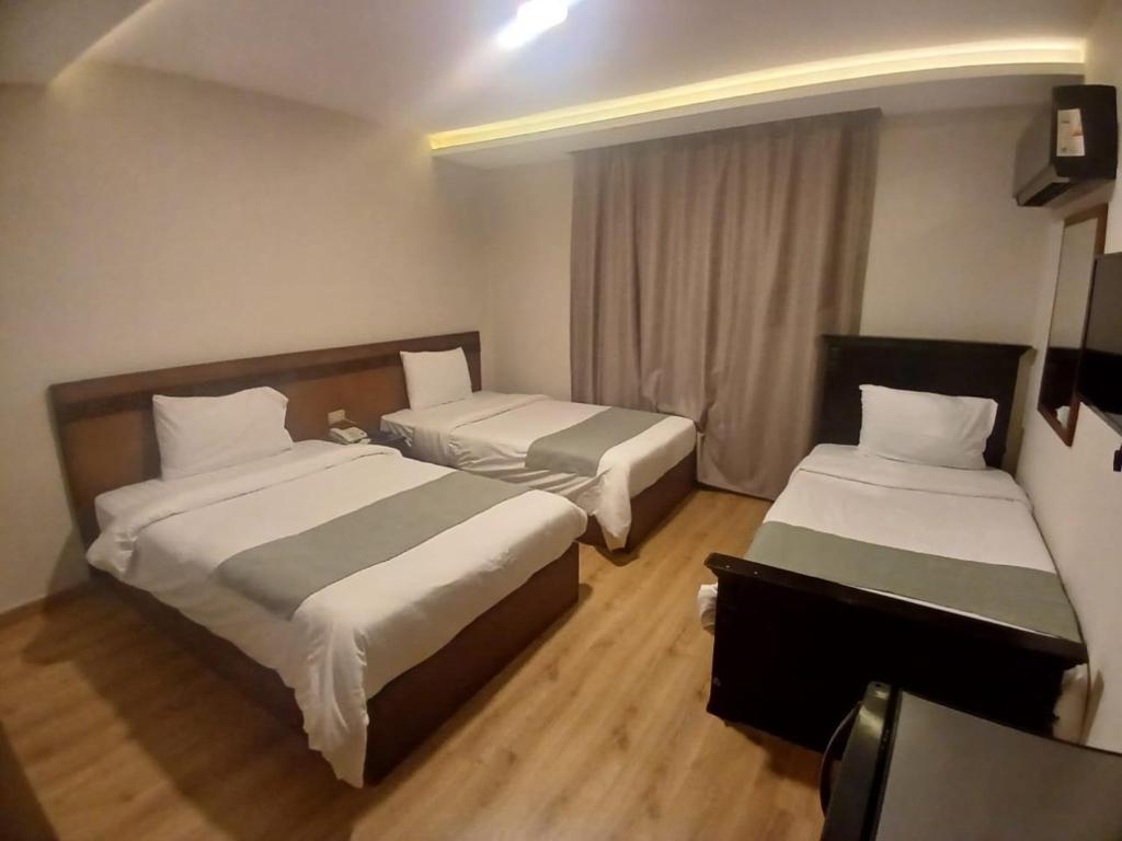 Postel nebo postele na pokoji v ubytování Miramar Evergreen Hotel