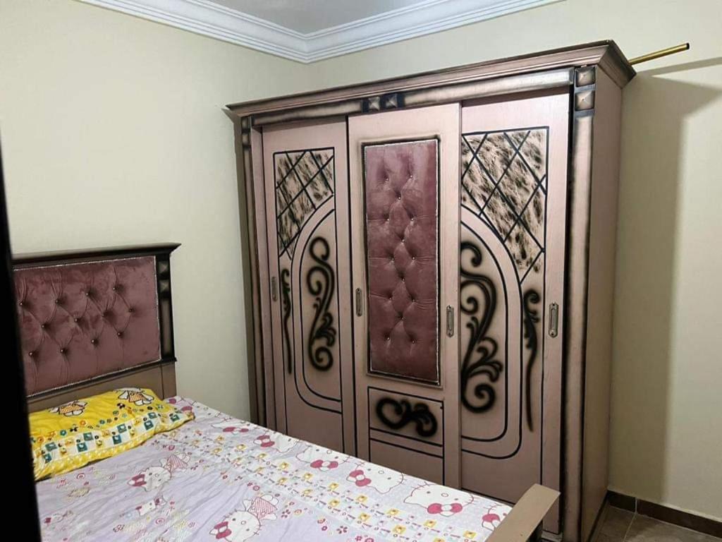 En eller flere senge i et værelse på شقق ايجار