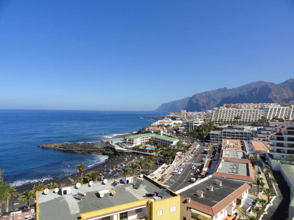 - une vue aérienne sur la ville et l'océan dans l'établissement Ocean view apartment in front of Playa la Arena beach, à Puerto de Santiago