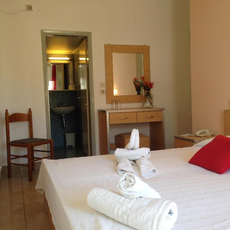 Postel nebo postele na pokoji v ubytování Zefyros Hotel