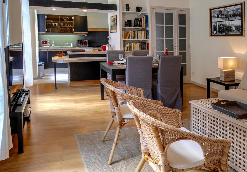 sala de estar con mesa y sillas en Les Appartements de Cyrano, en Bergerac