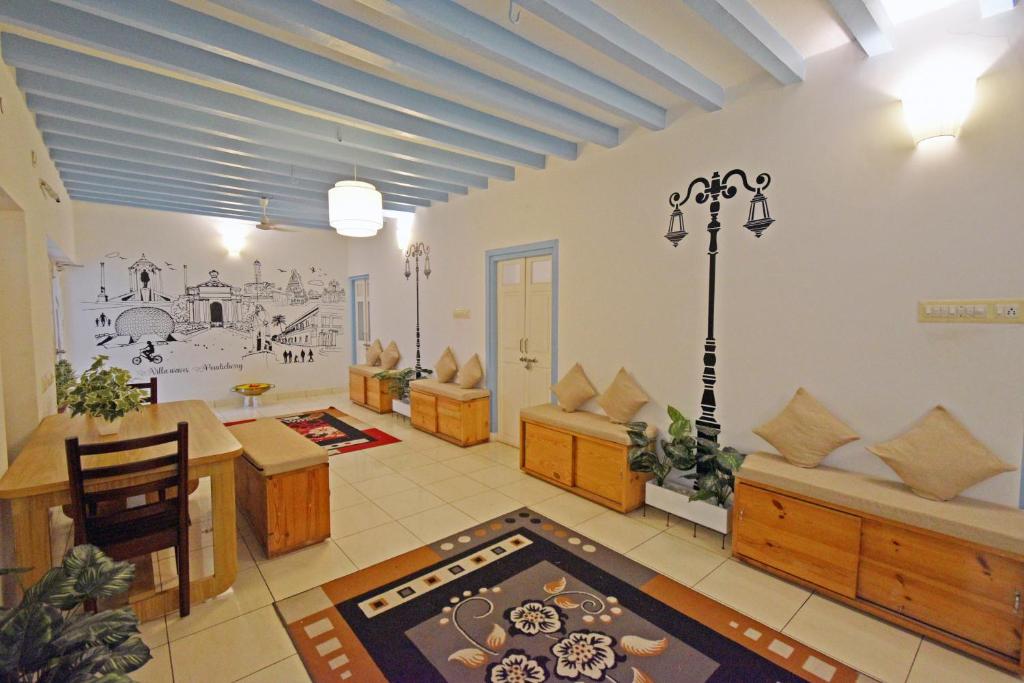 ein Wohnzimmer mit Wandzeichnung in der Unterkunft Villa Waves in Puducherry