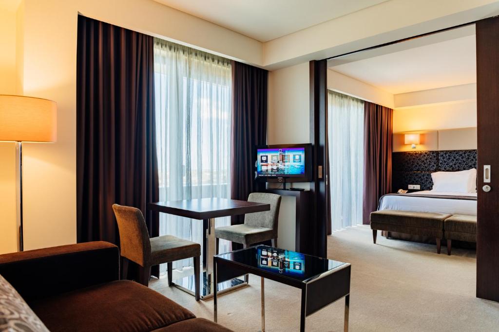 ポルトにあるアクシス ポルト ビジネス & スパ ホテルのベッドとテレビが備わるホテルルームです。