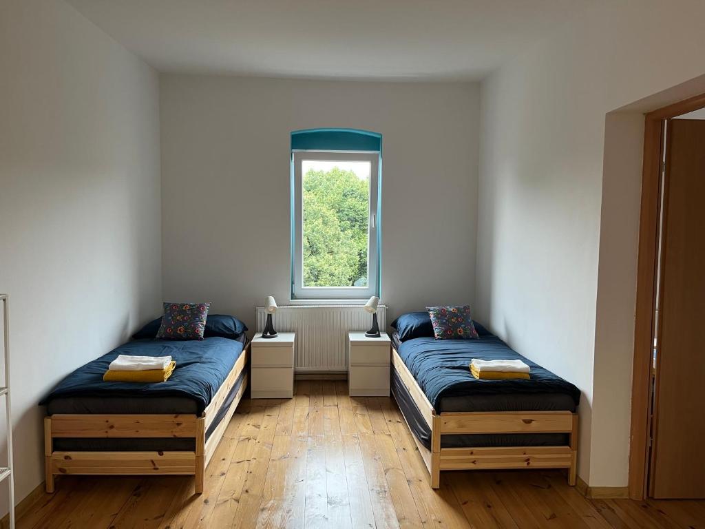 2 Betten in einem Zimmer mit Fenster in der Unterkunft Central Plaza in Kattowitz