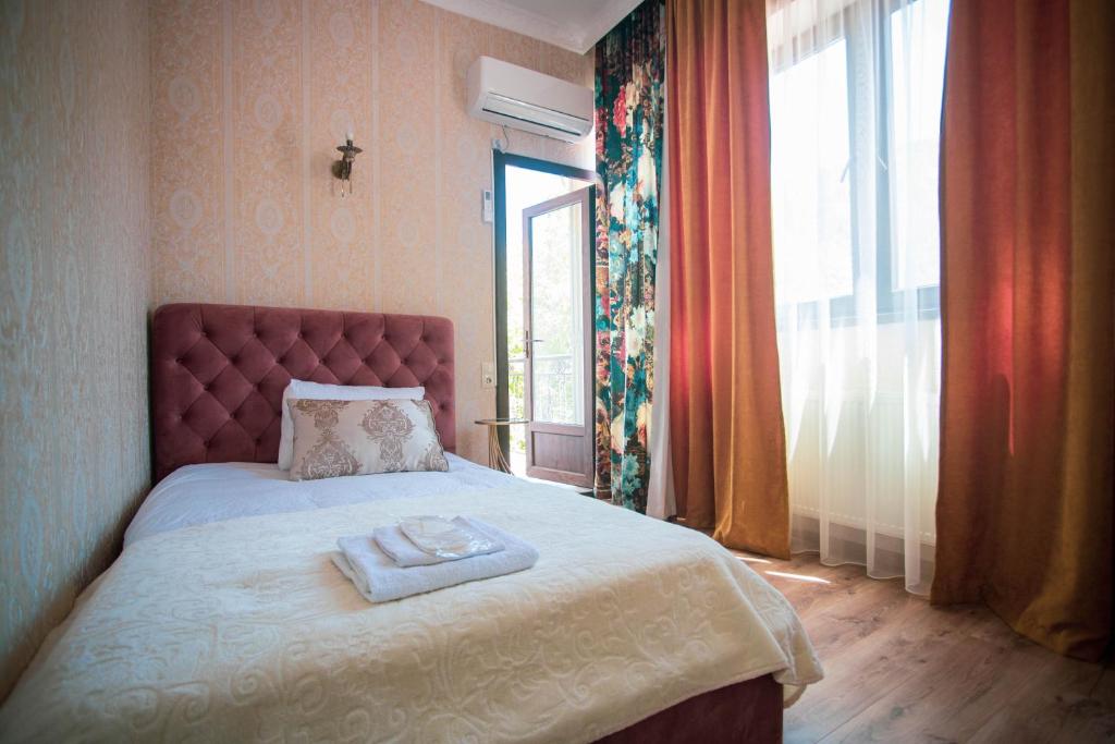 Postel nebo postele na pokoji v ubytování Borjomi Classic Hotel
