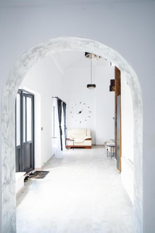 an archway leading into a living room with a couch at Casuta din drumul muntelui in Drăguş