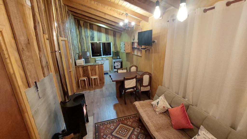 TV a/nebo společenská místnost v ubytování Cabañas & Habitaciones Del Alto