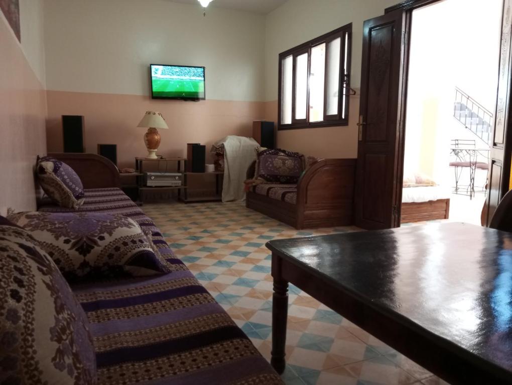 ein Wohnzimmer mit 2 Sofas und einem TV in der Unterkunft villa for sea and sun at Immiouadar Agadir in Agadir