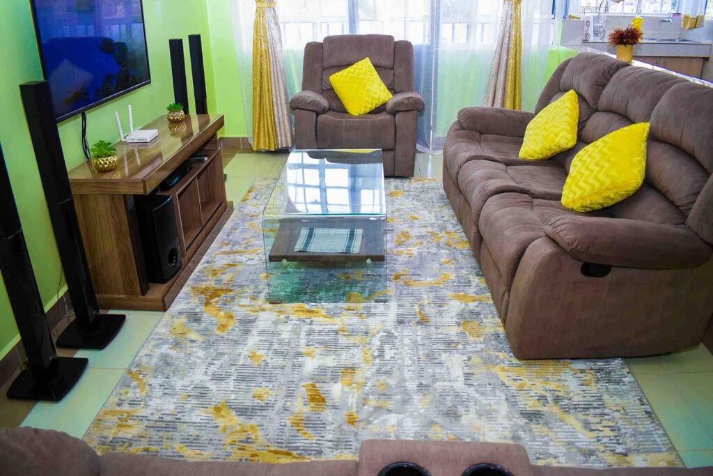 uma sala de estar com um sofá e uma mesa de centro em Exquisite 1bedroom located in Garden Estate, Thome em Nairobi